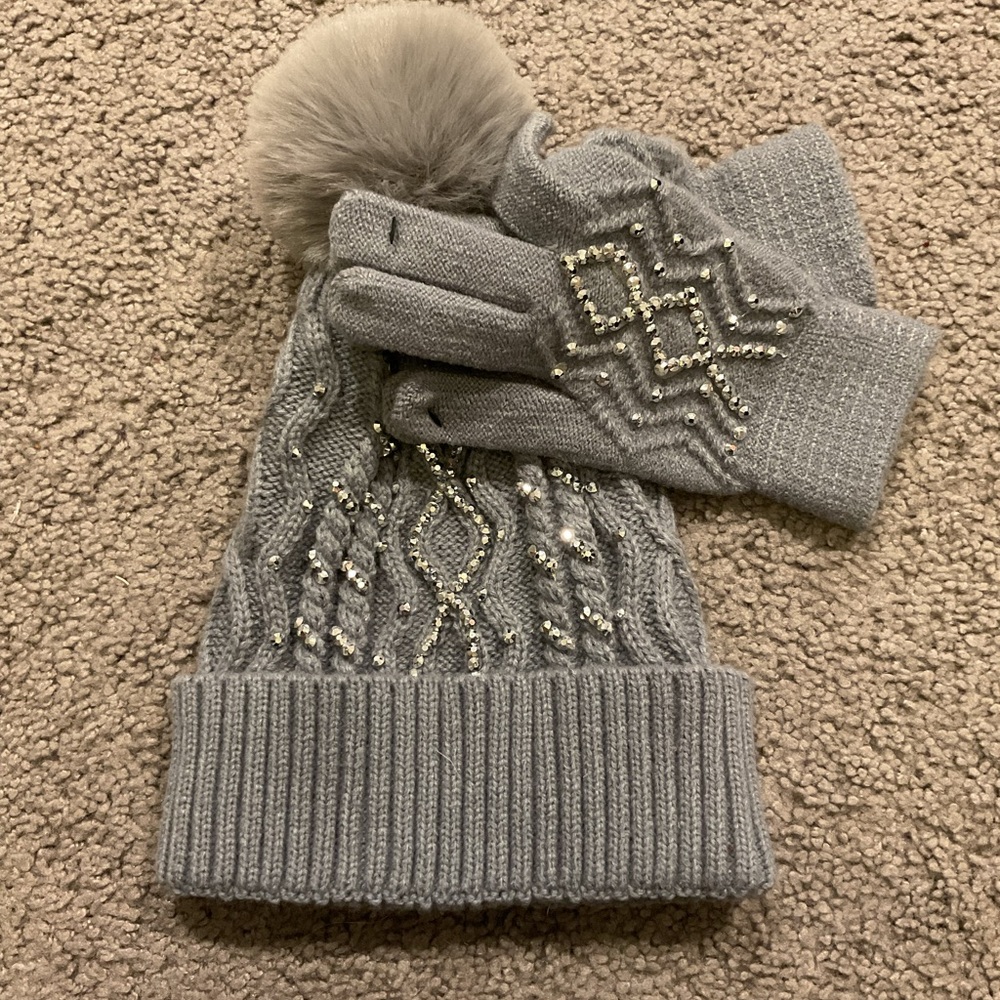 NWT Amazing Bling Gray Cable Knit Pom Pom Hat & Gloves Gift Set Y2K Stretchy - Picture 3 of 5
